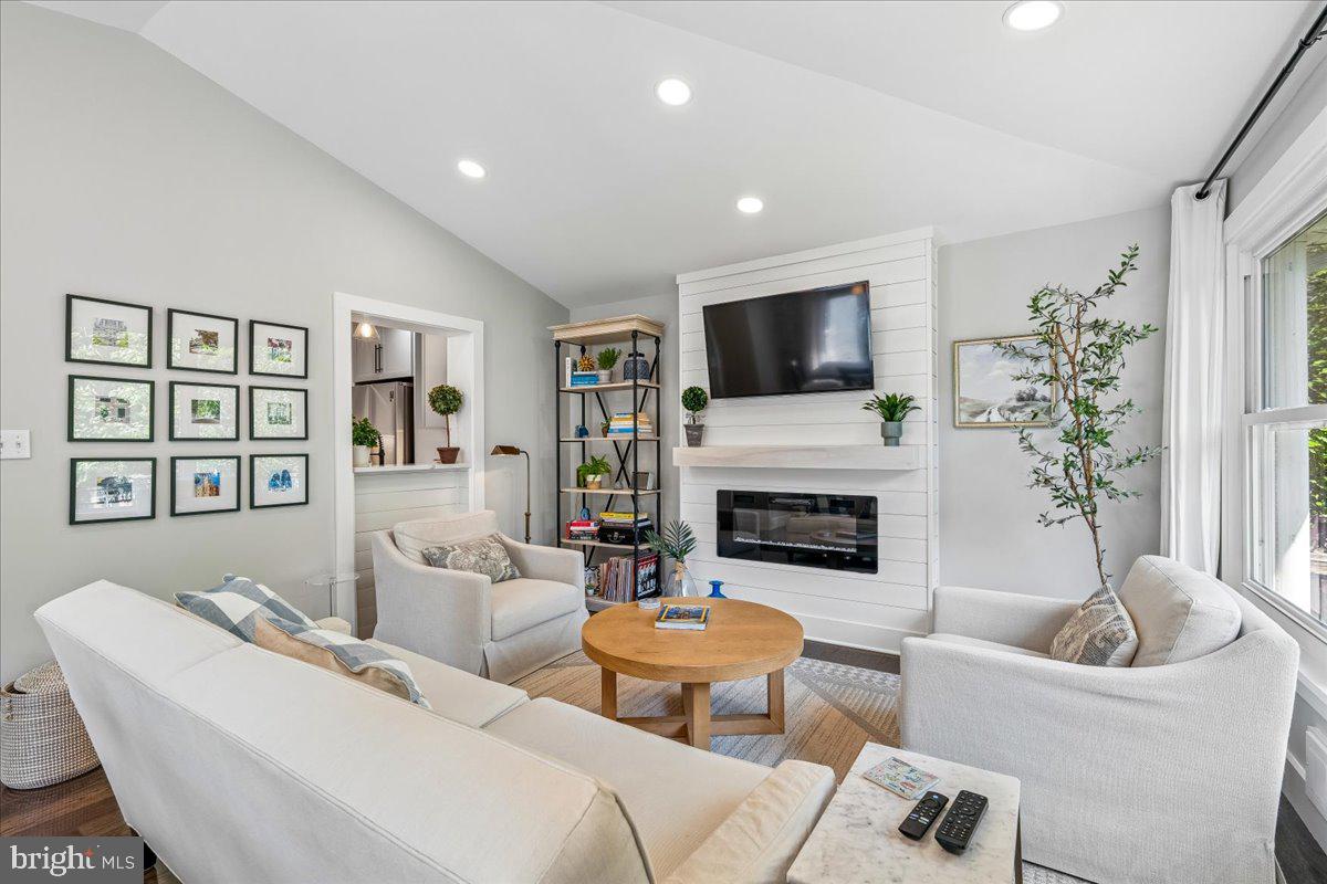 ROCK CREEK PALISADES - Residential