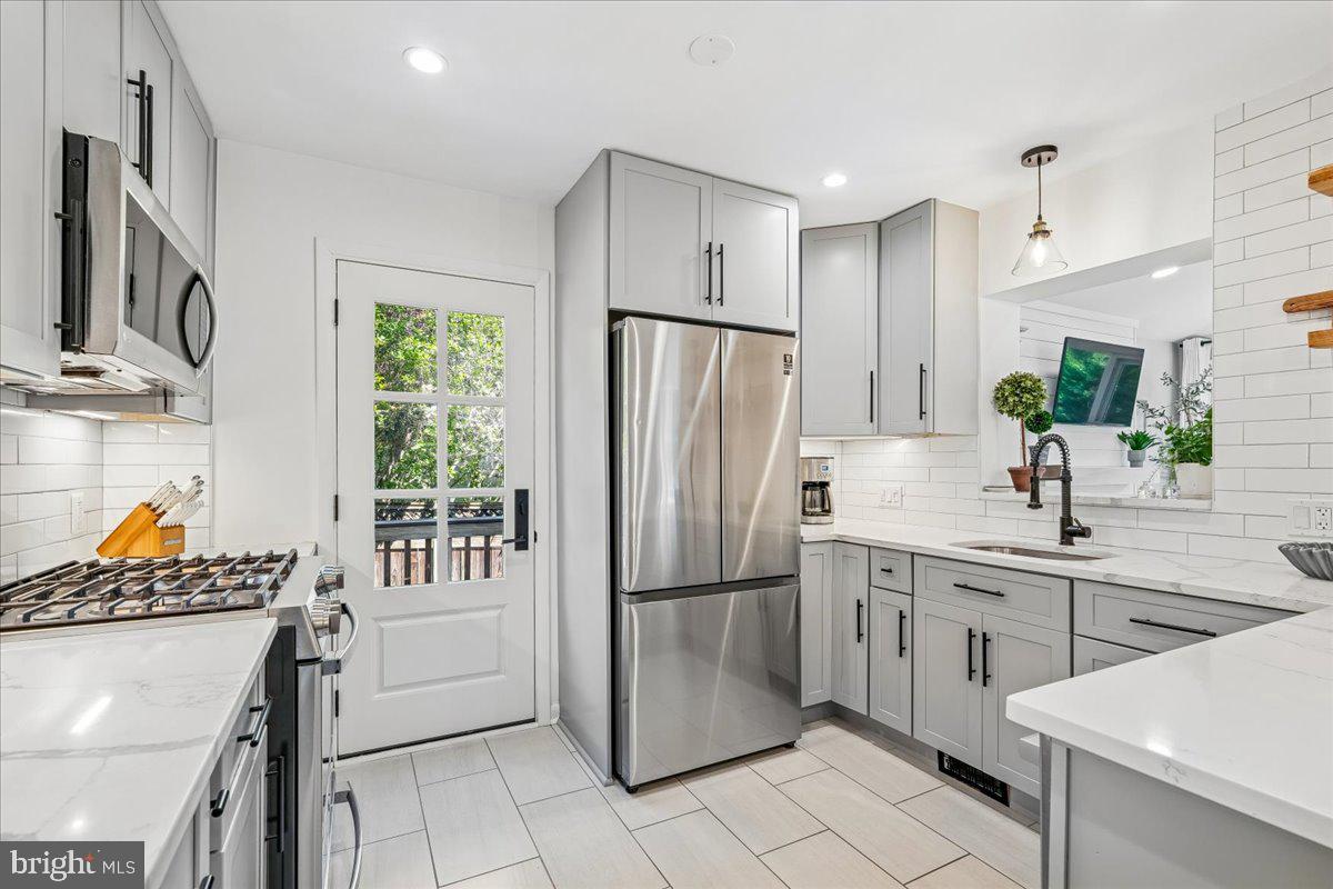 ROCK CREEK PALISADES - Residential