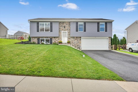 Photo of 103 Sweetwater Lane, NEWMANSTOWN, PA 17073 (MLS # PALN2029136)