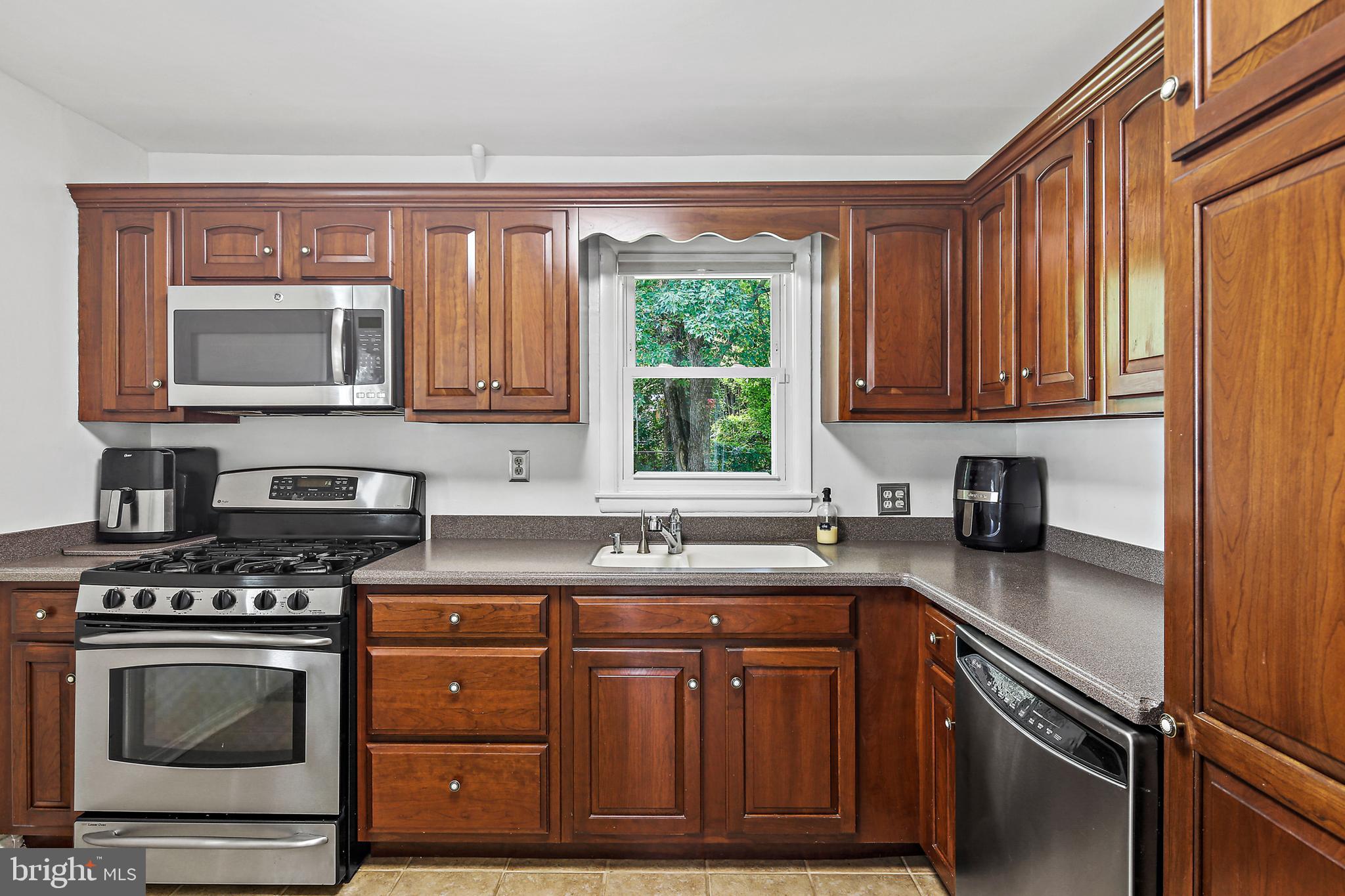 WHITFIELD KNOLLS - Residential