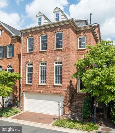Townhouse For Rent - 1685 Hunting Creek Drive<br/> ALEXANDRIA, VA 22314