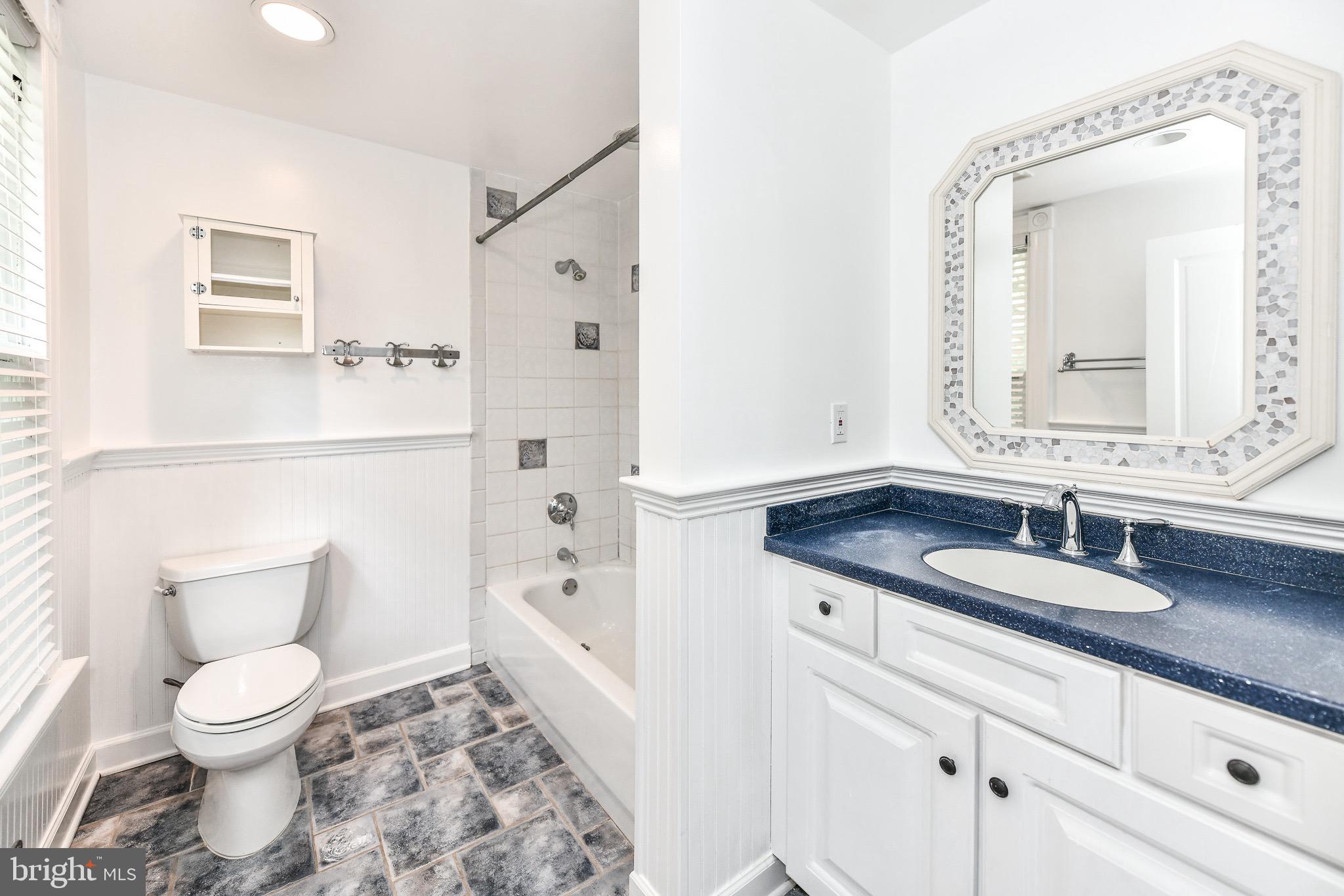 DUNN LORING - Residential Lease