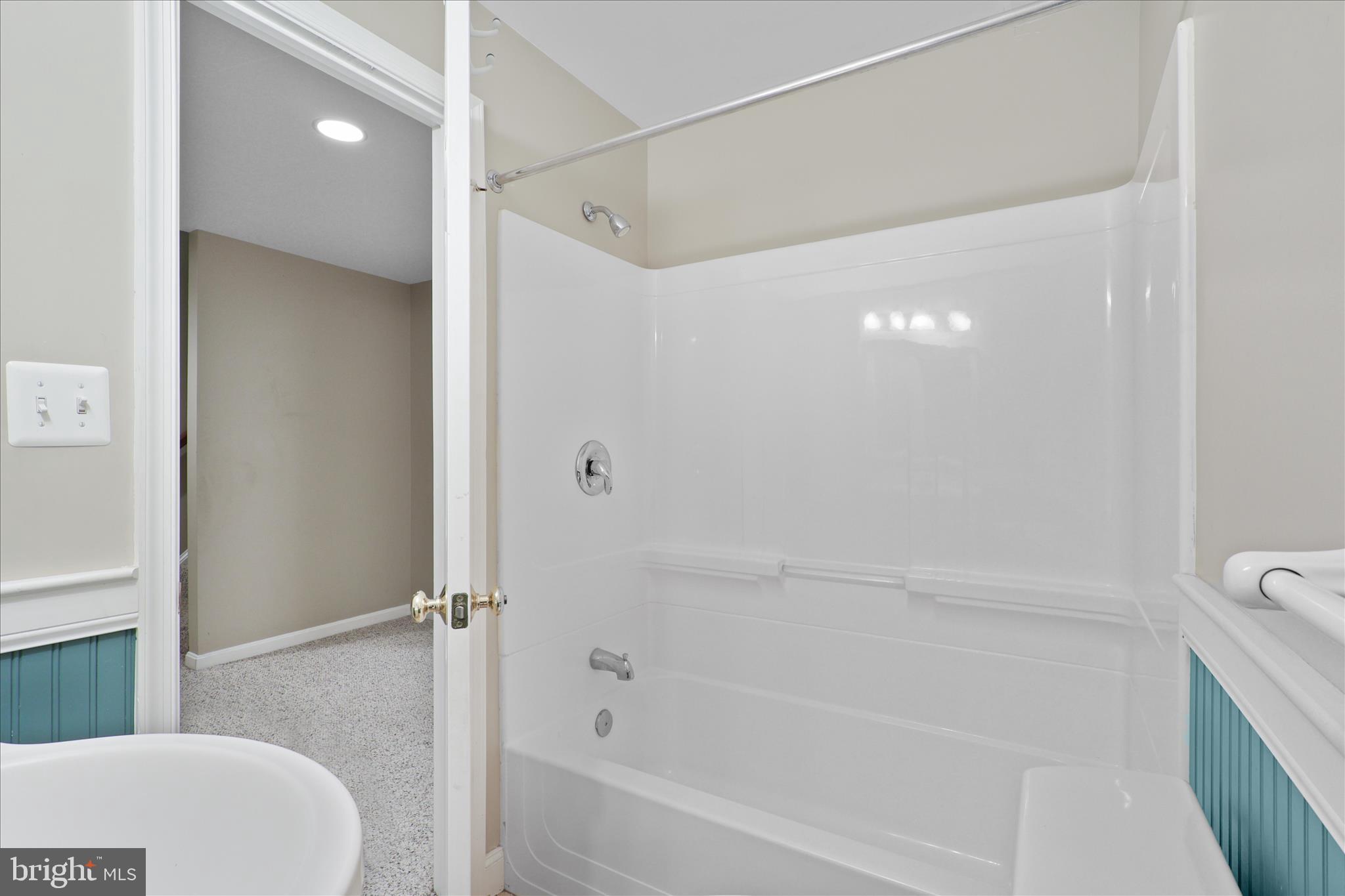 SOUTH RIDING - Residential Lease