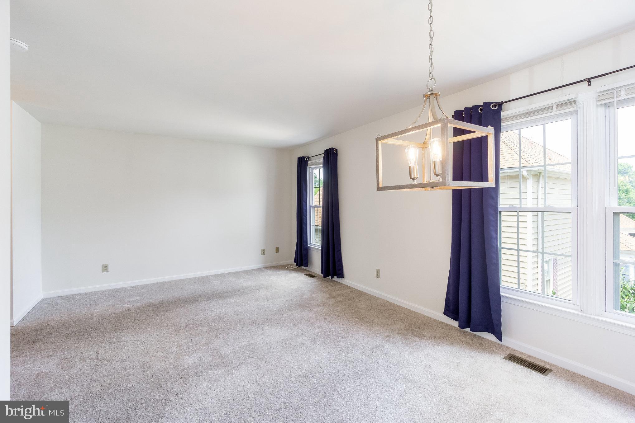 COLLEGE HALL GROVE - Residential