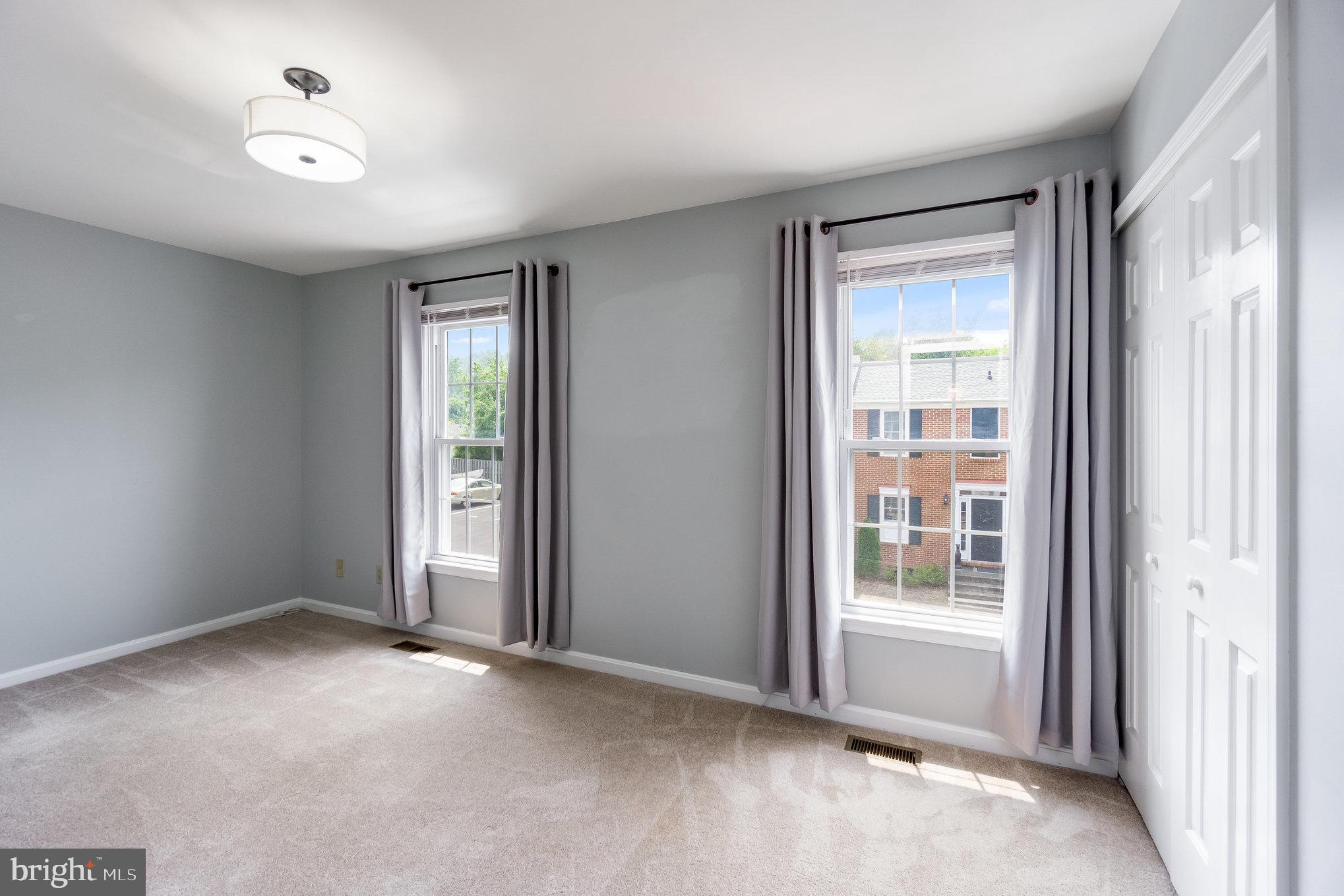 COLLEGE HALL GROVE - Residential