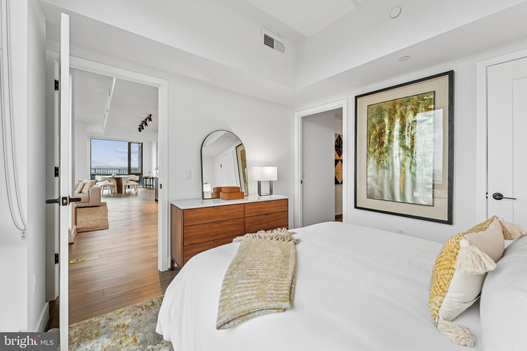 CRYSTAL CITY - Residential Lease