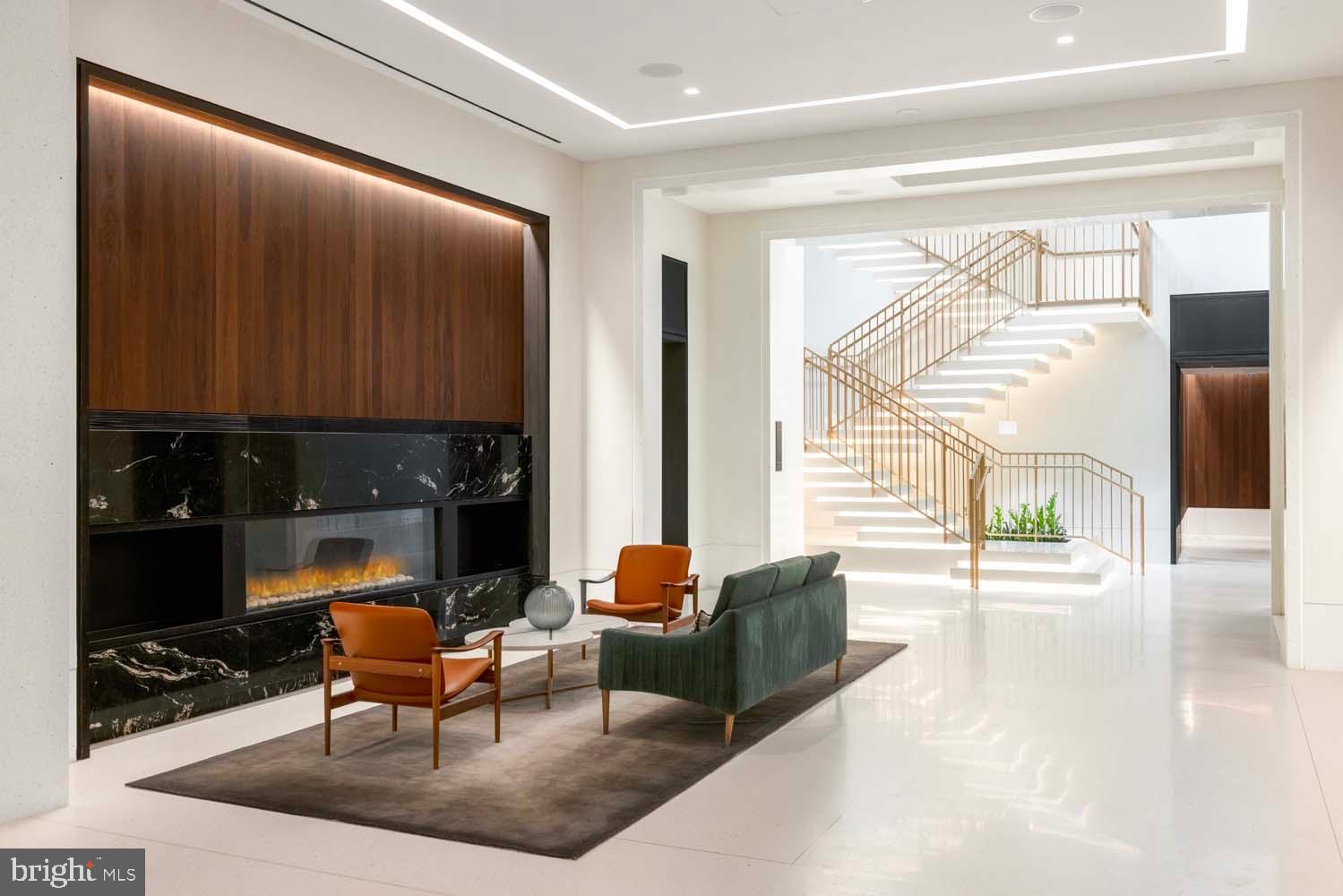 CRYSTAL CITY - Residential Lease