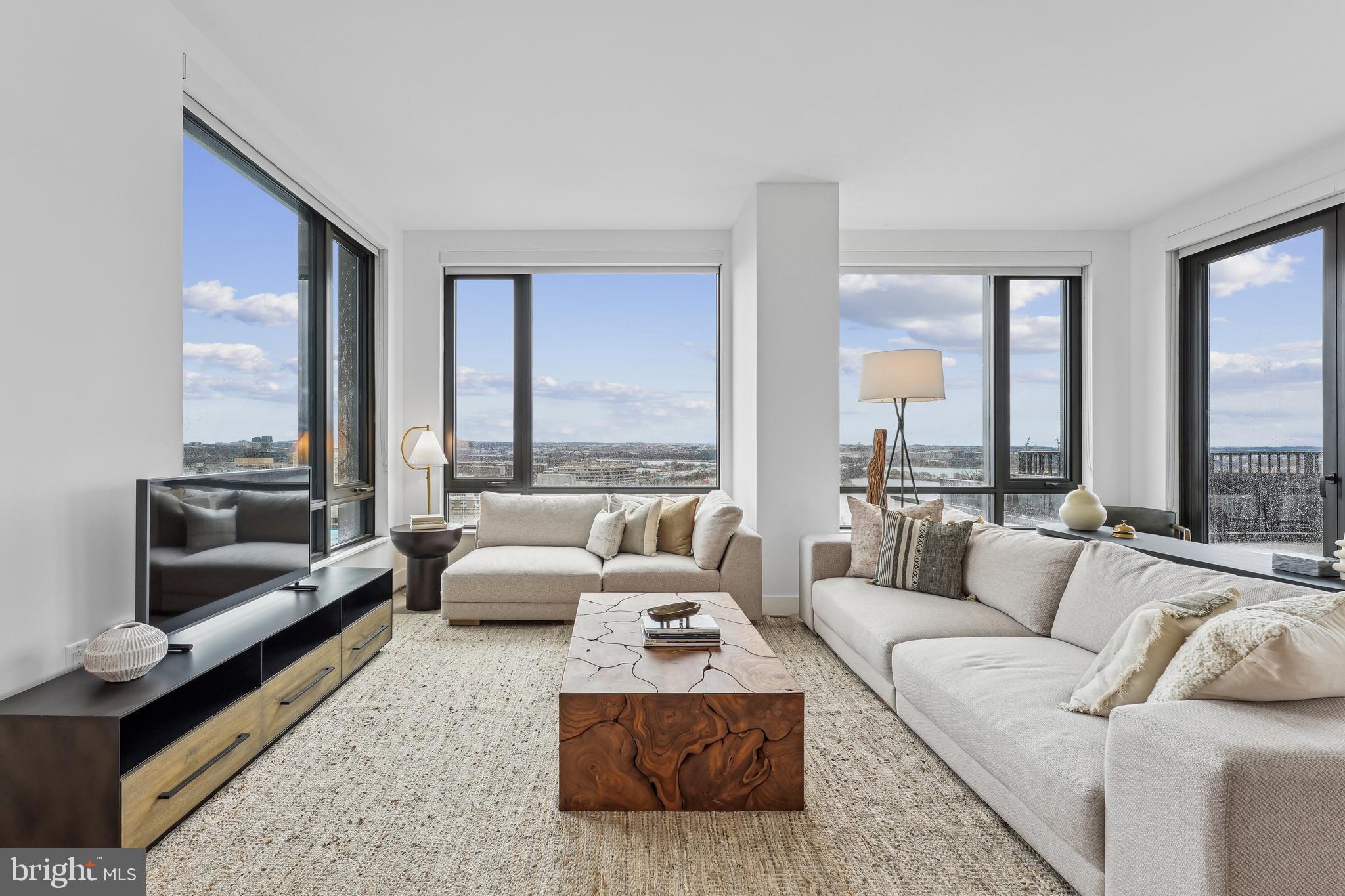 CRYSTAL CITY - Residential Lease