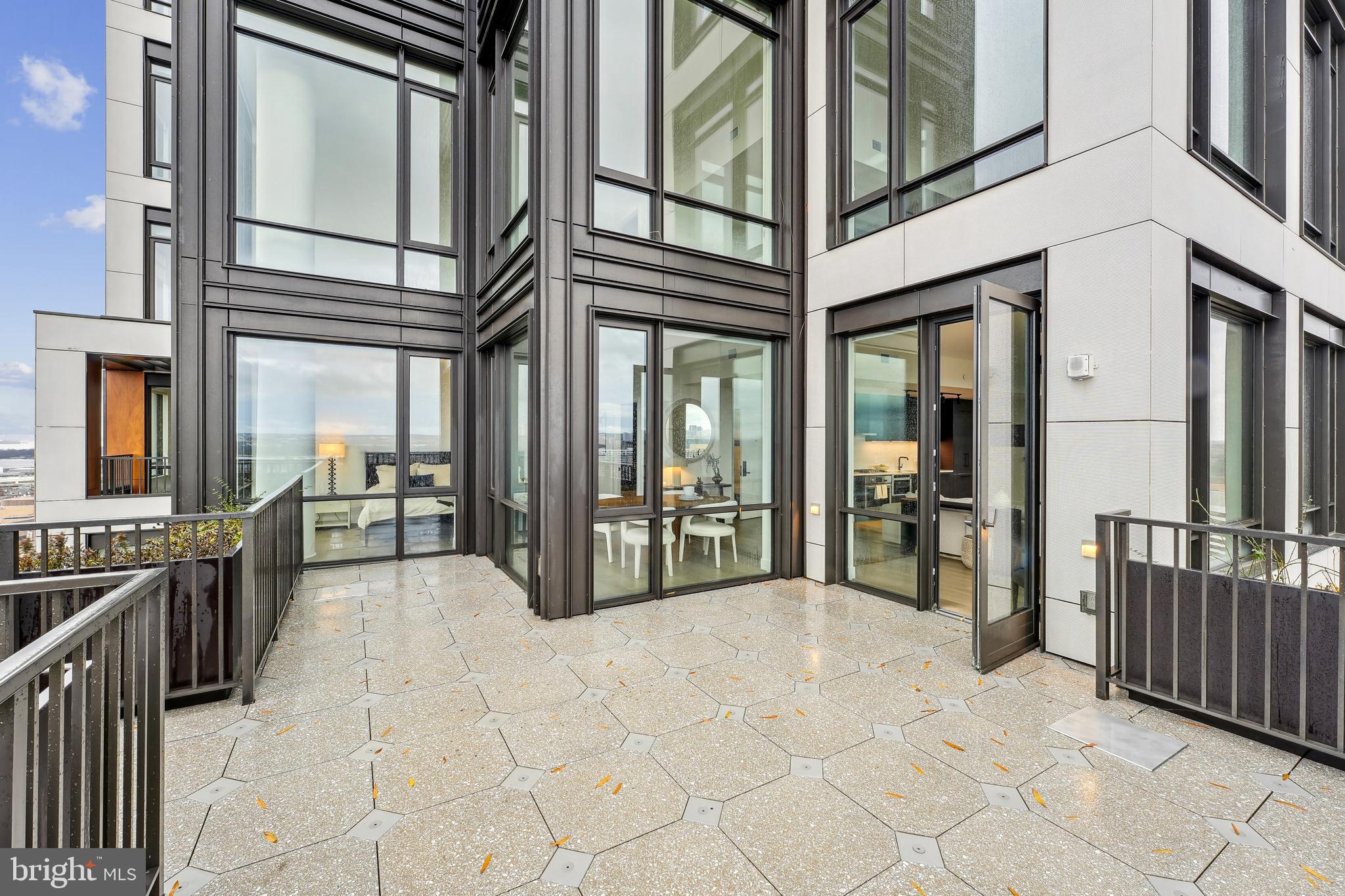 CRYSTAL CITY - Residential Lease