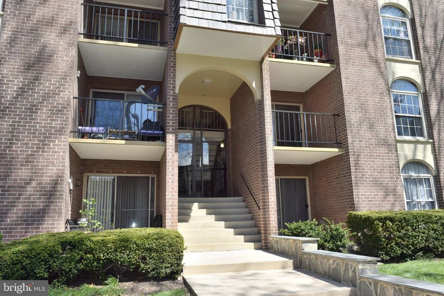 This condo unit has it all, close to the beltway, hospital, shoppings, Tyson's corner.
Pool, Tennis courts in the community. Also all utilities are included with the rent.