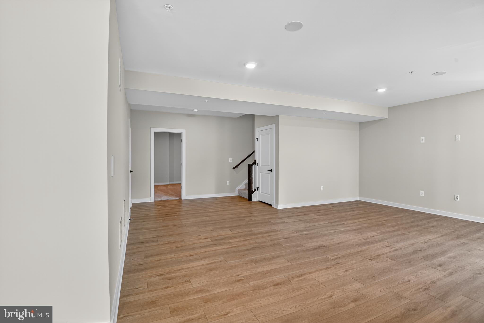 SOUTH LAKE - Residential