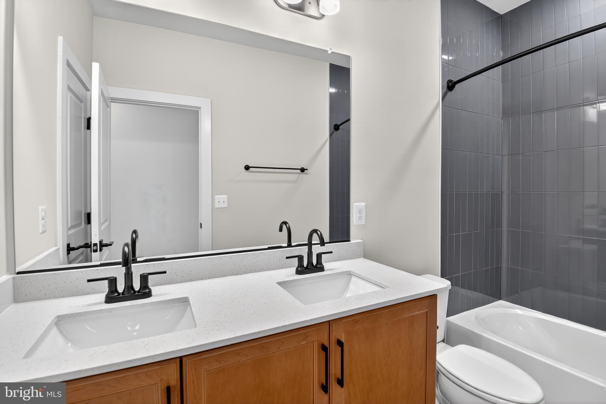 SOUTH LAKE - Residential