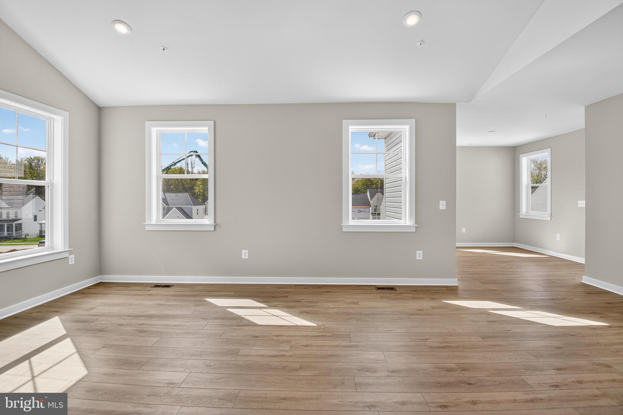 SOUTH LAKE - Residential