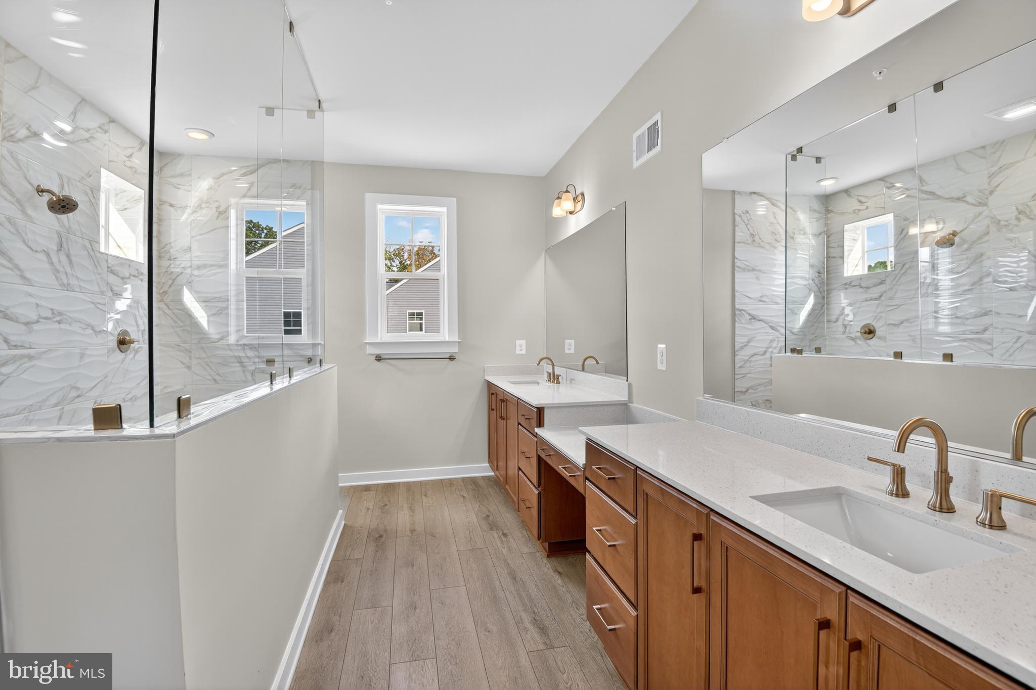 SOUTH LAKE - Residential