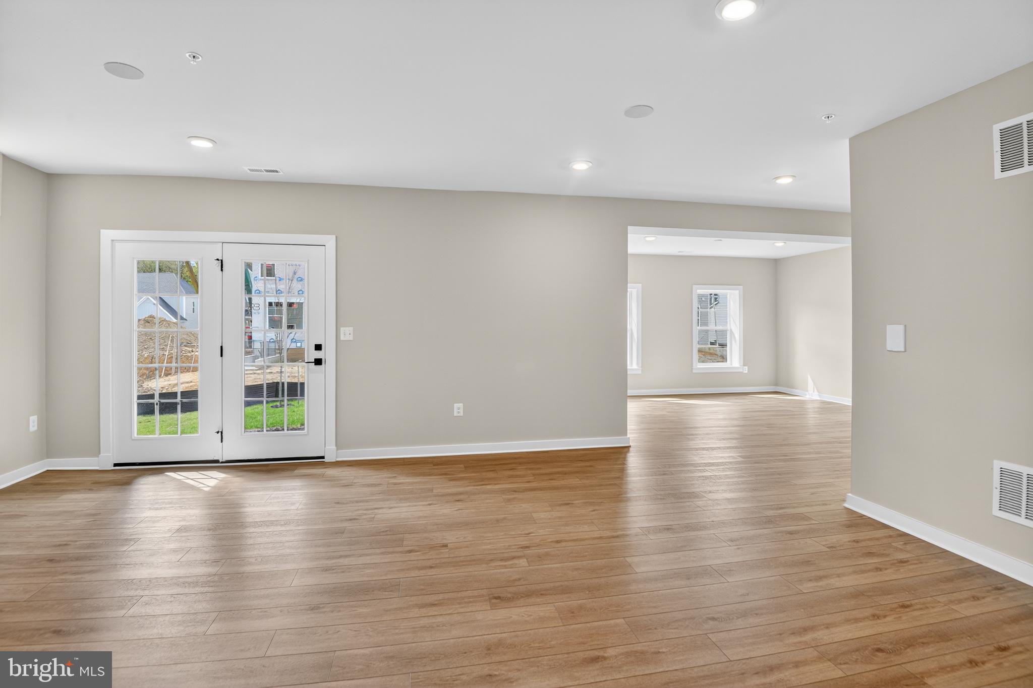 SOUTH LAKE - Residential