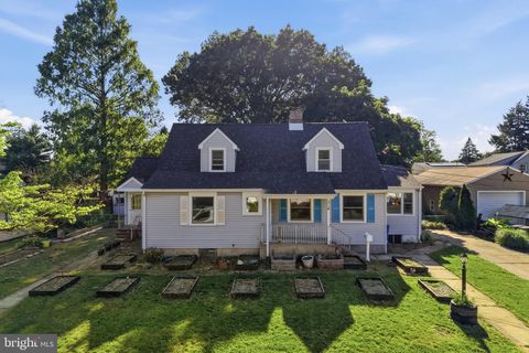 Photo of 314 S Lippincott Avenue, MAPLE SHADE, NJ 08052 (MLS # NJBL2113904)