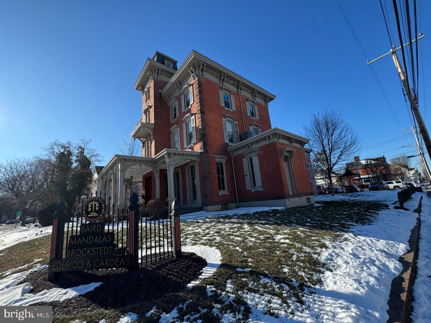 Main image without alt text