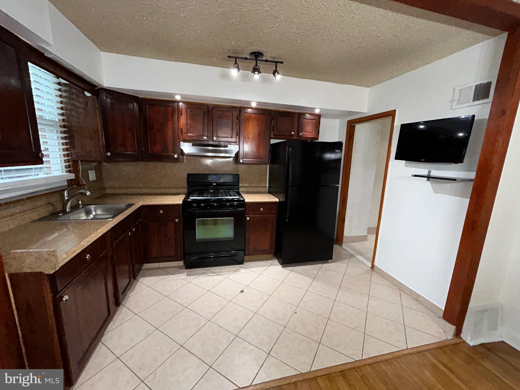 CASTOR GARDENS - Residential Lease