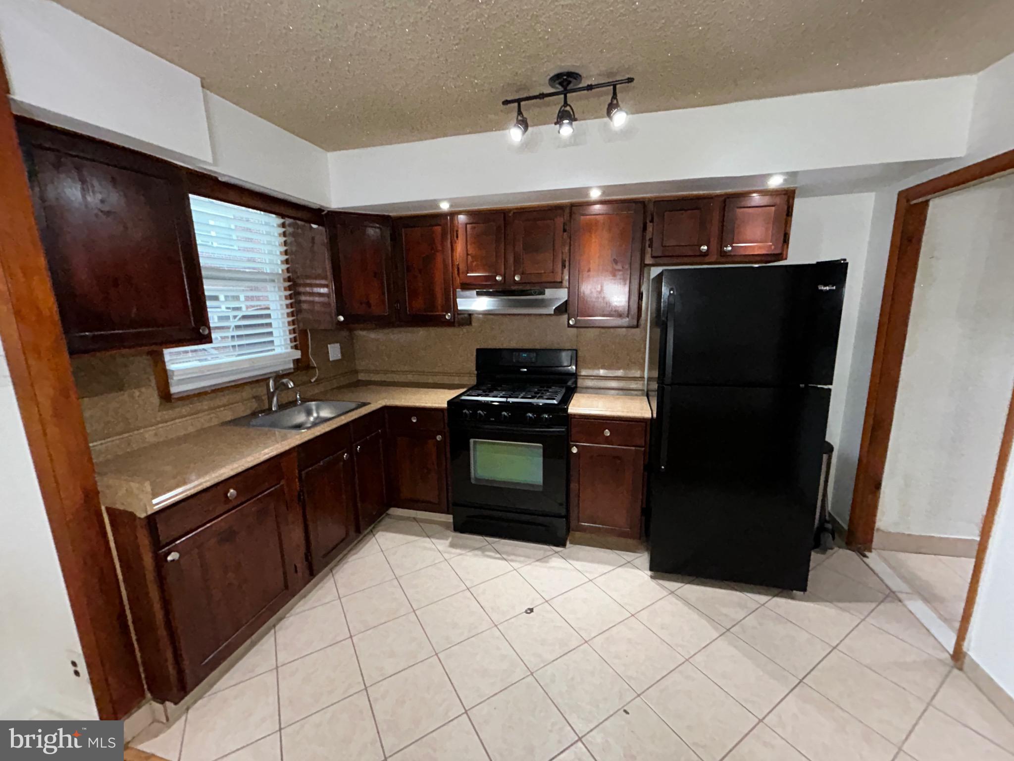 CASTOR GARDENS - Residential Lease