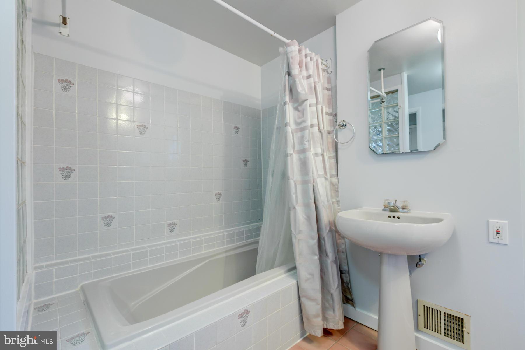 ADDISON HEIGHTS - Residential Lease