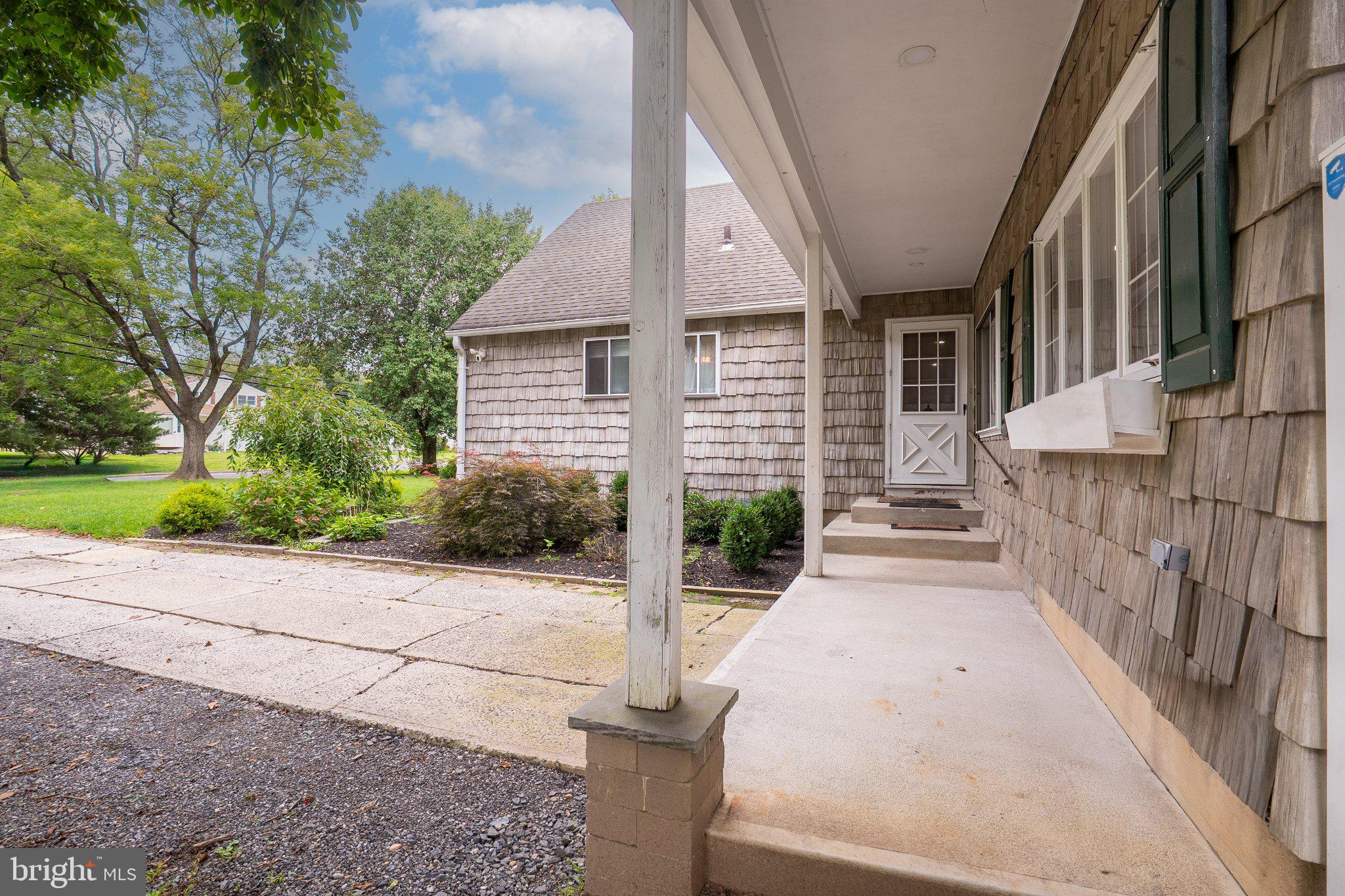 11 HOLLAND LANE