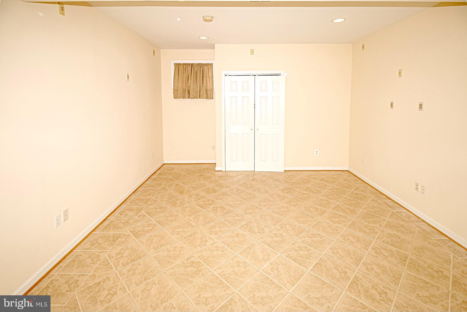 ROCKLAND VILLAGE - Residential Lease