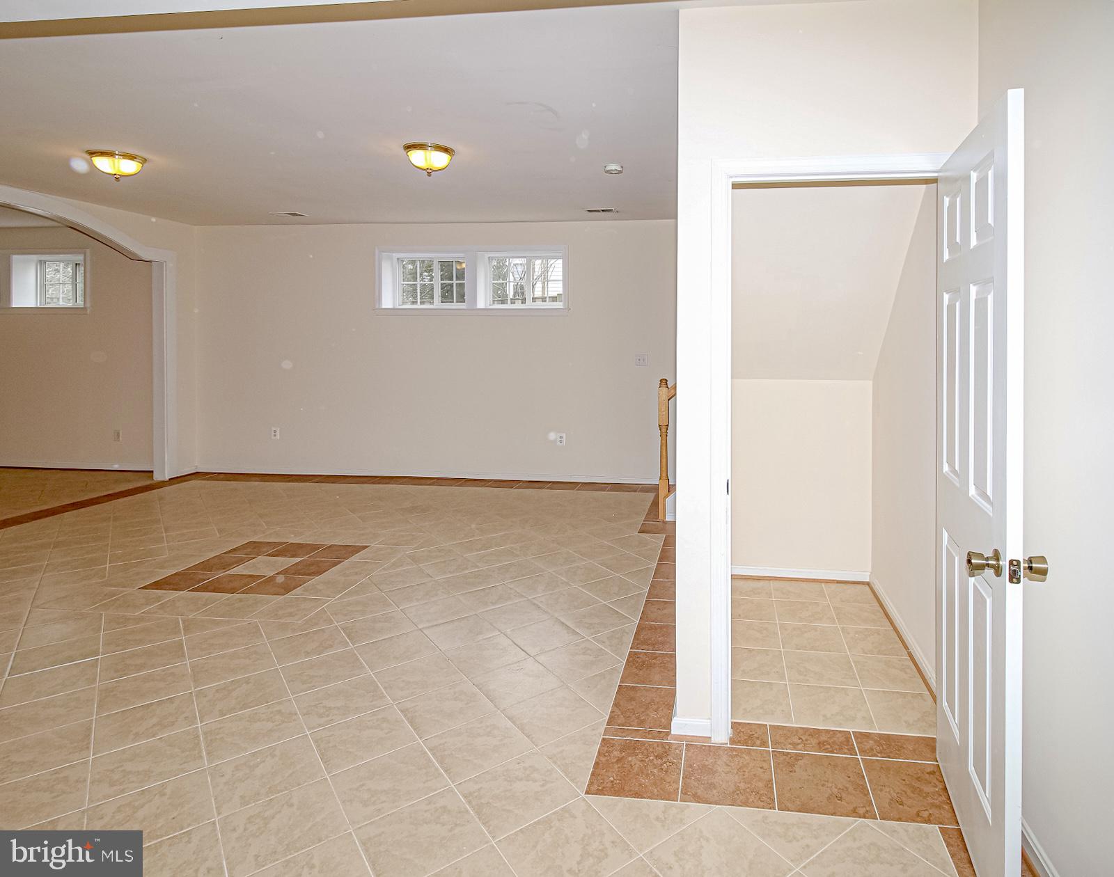 ROCKLAND VILLAGE - Residential Lease