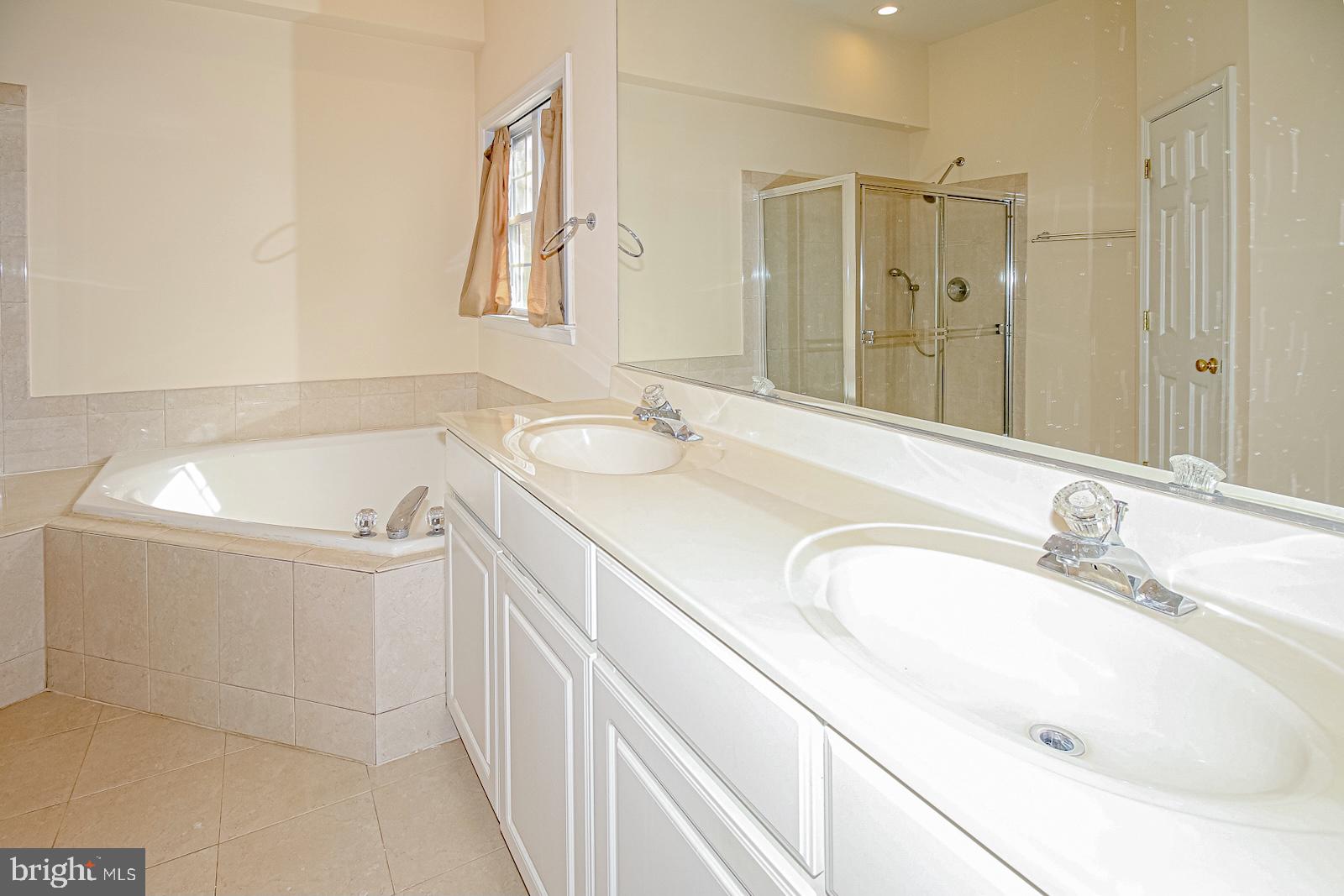 ROCKLAND VILLAGE - Residential Lease