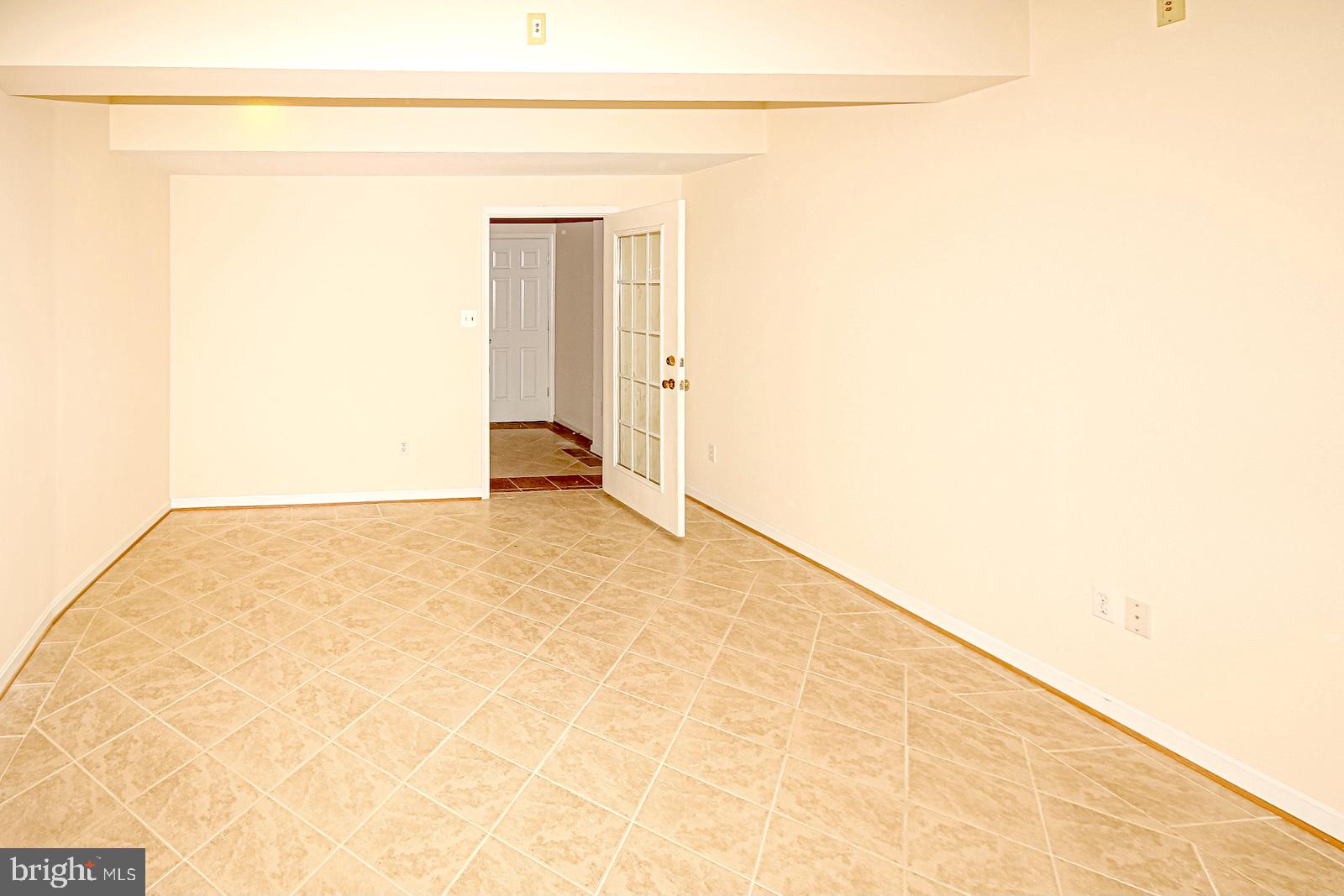 ROCKLAND VILLAGE - Residential Lease