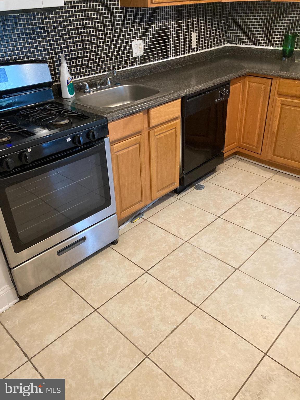 CHELSEA WOODS-PHASE 2> - Residential Lease