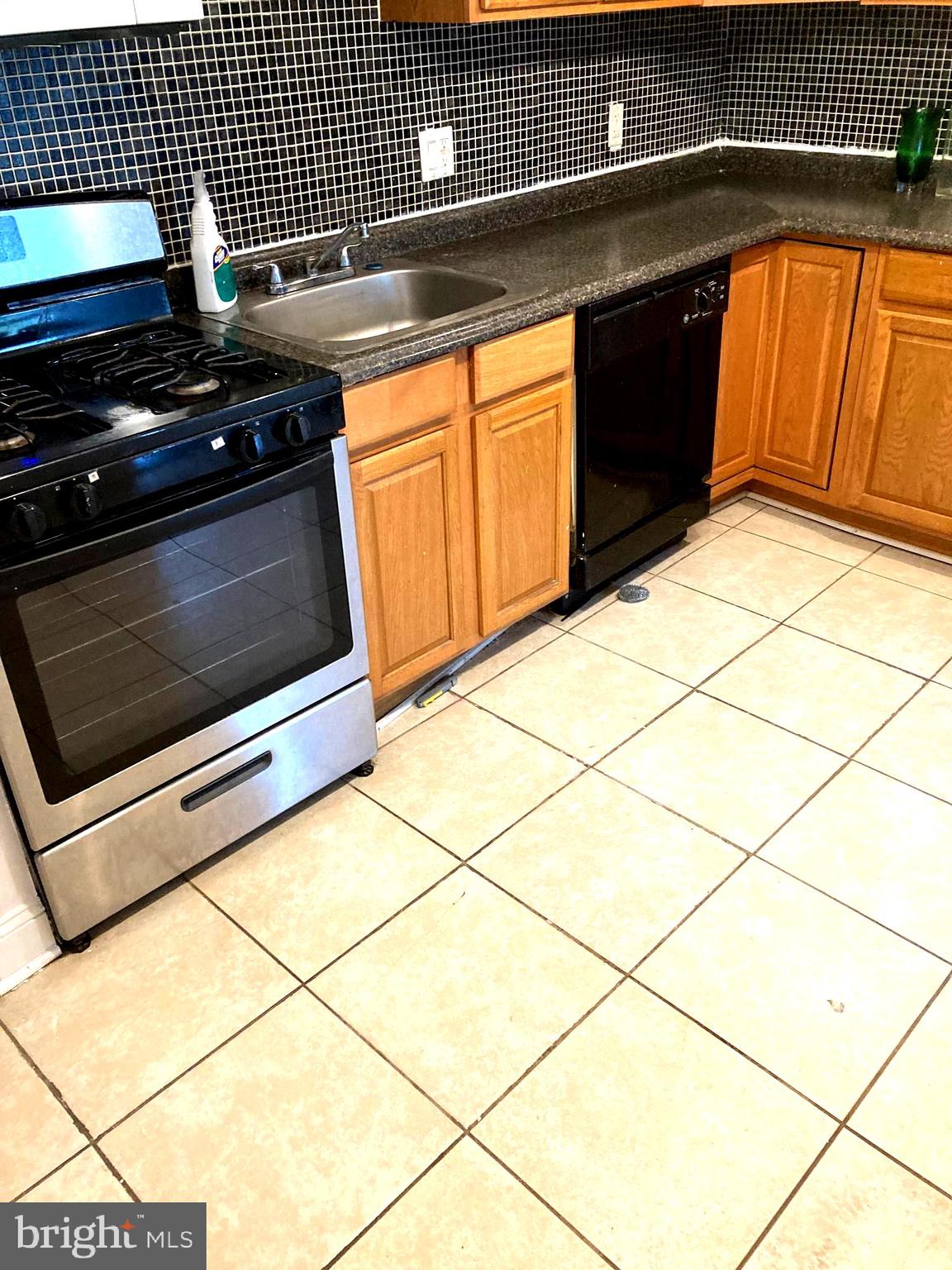 CHELSEA WOODS-PHASE 2> - Residential Lease