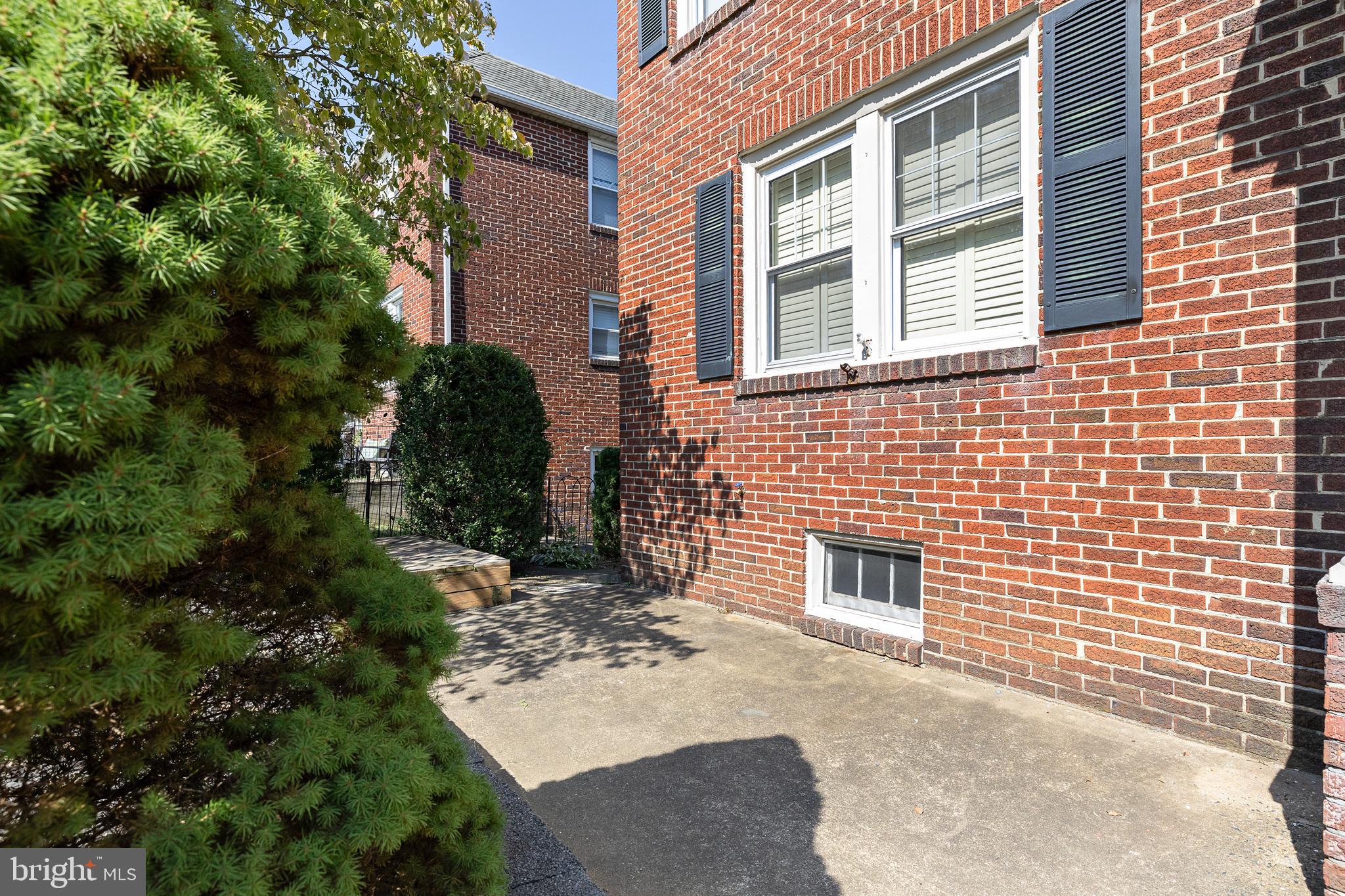 11 DOWLING AVENUE