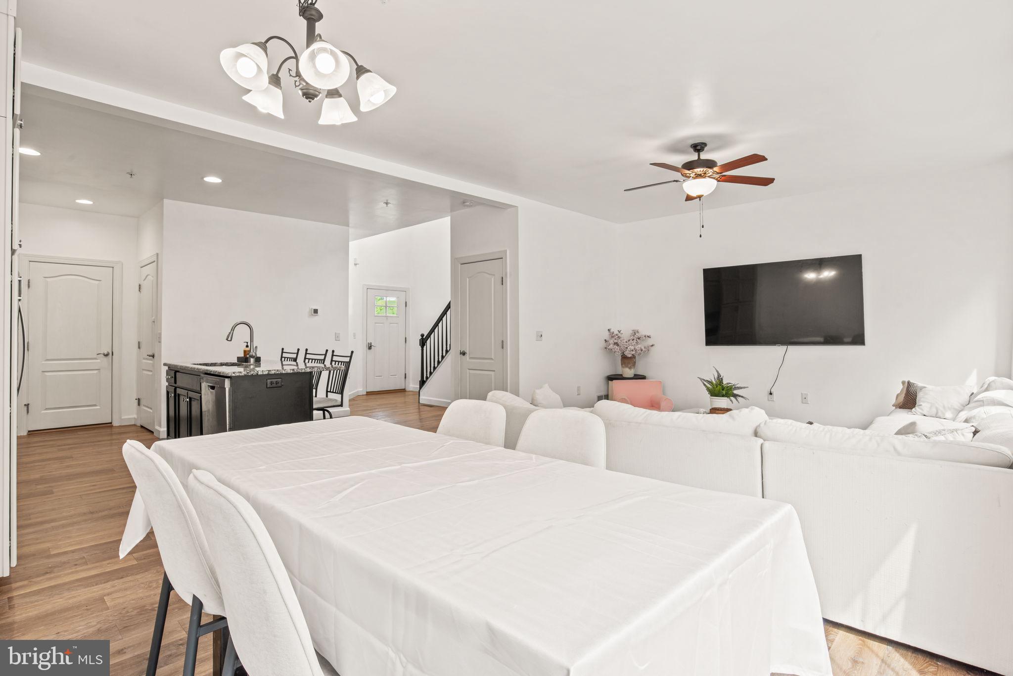 WOODLAND HILLS - Residential