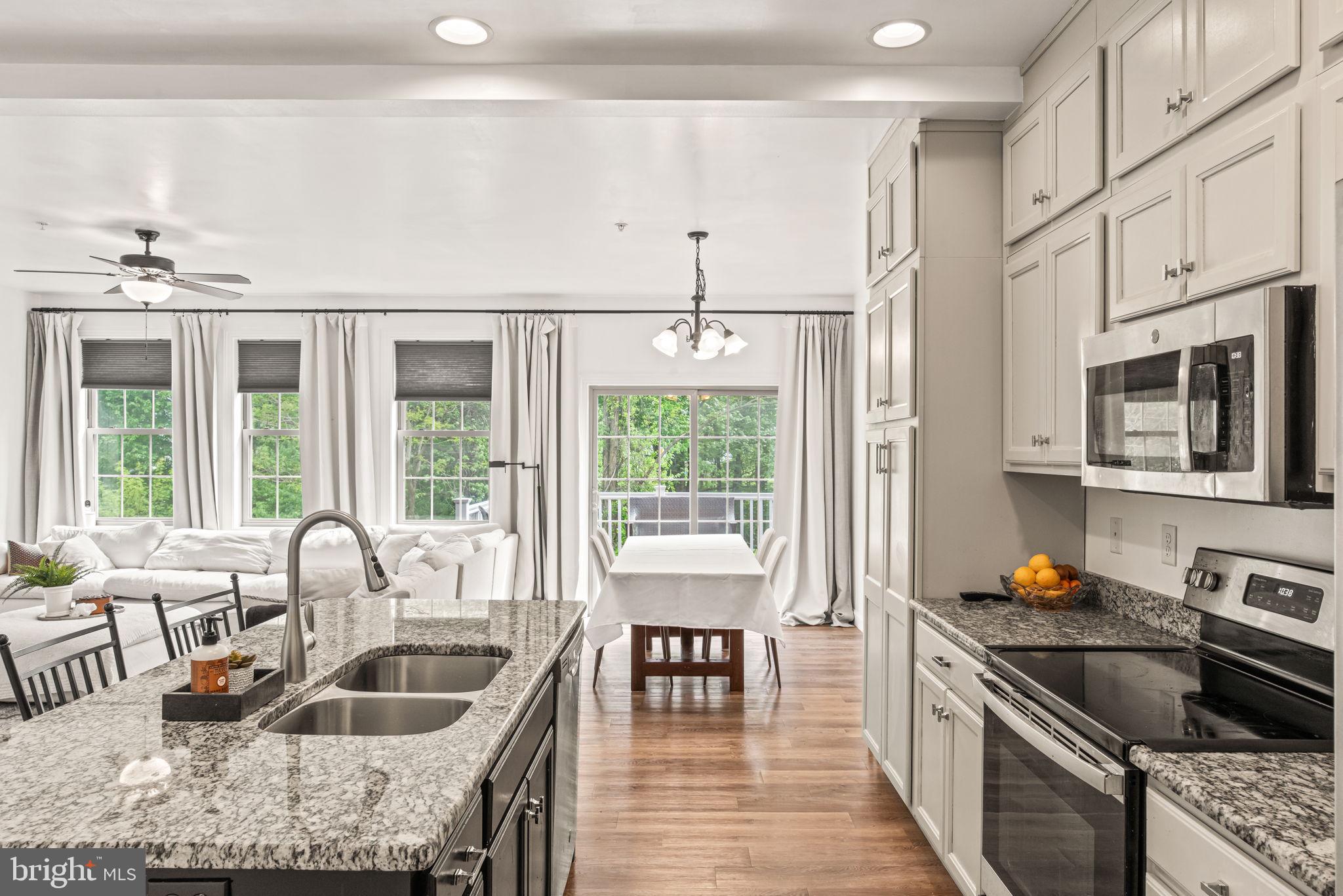 WOODLAND HILLS - Residential