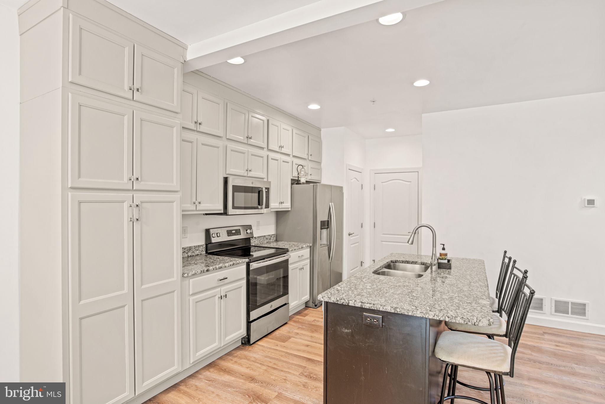 WOODLAND HILLS - Residential