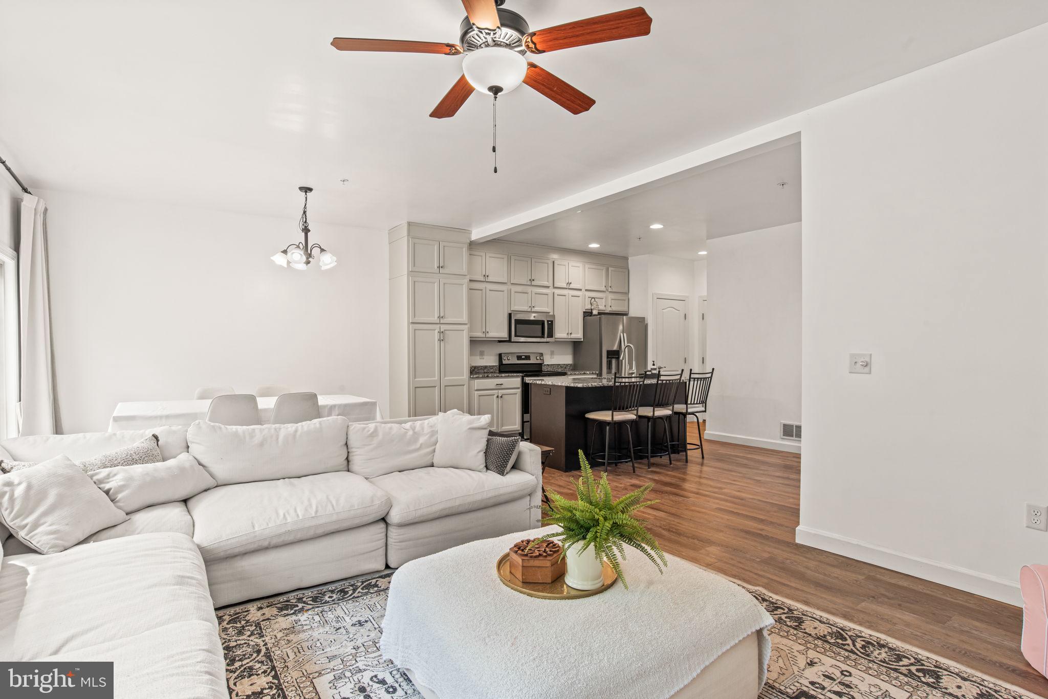 WOODLAND HILLS - Residential