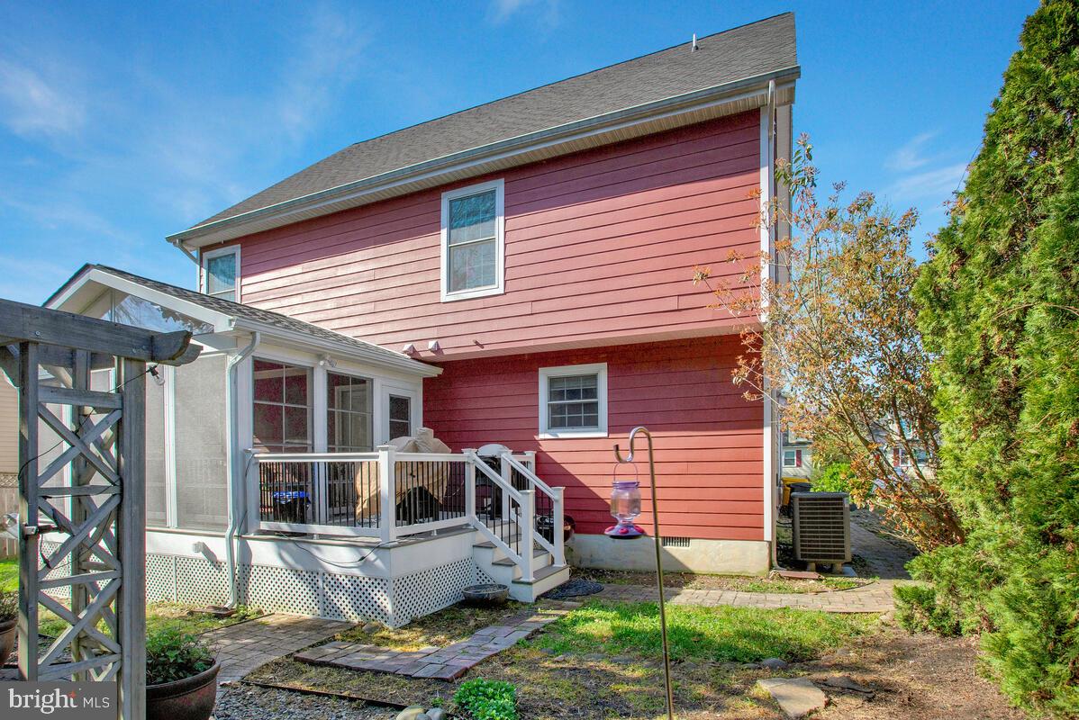 WOODLAND BEACH - Residential