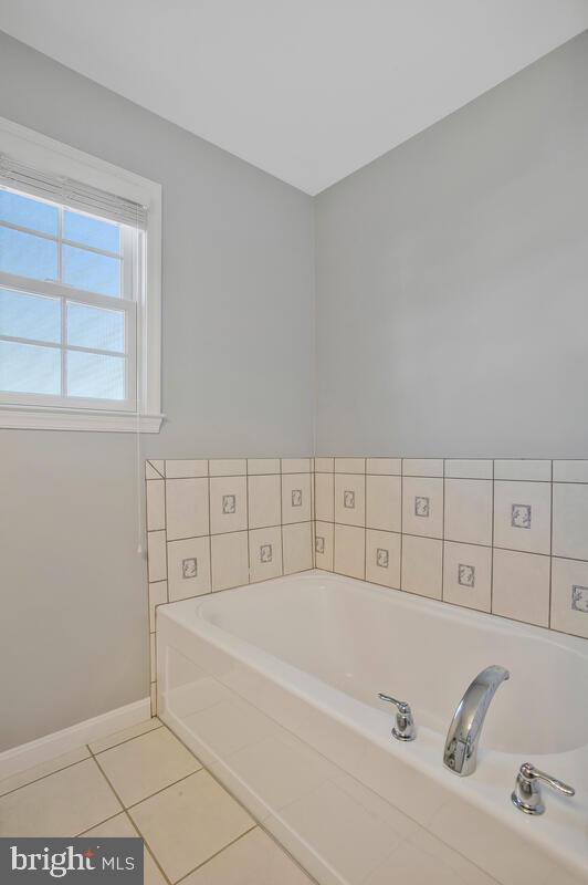 WOODLAND BEACH - Residential