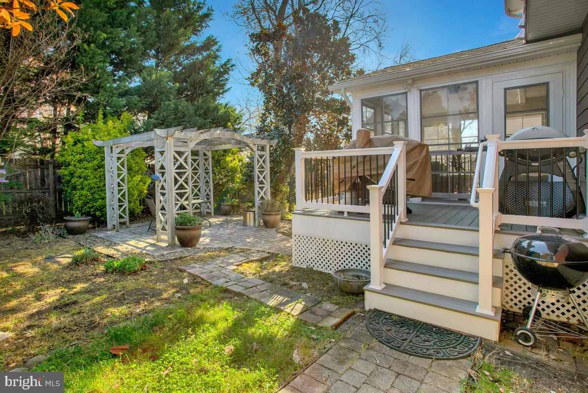 WOODLAND BEACH - Residential