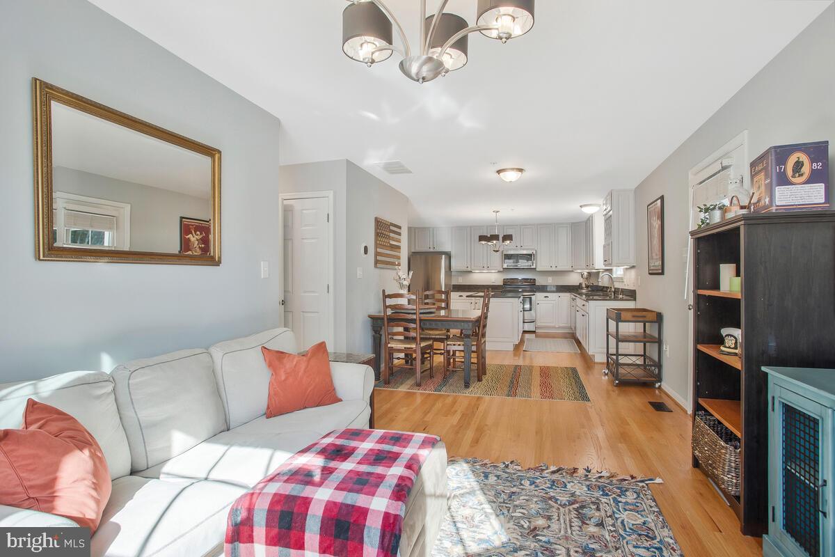 WOODLAND BEACH - Residential