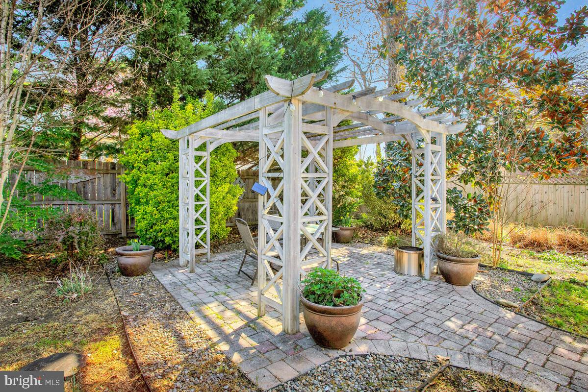 WOODLAND BEACH - Residential