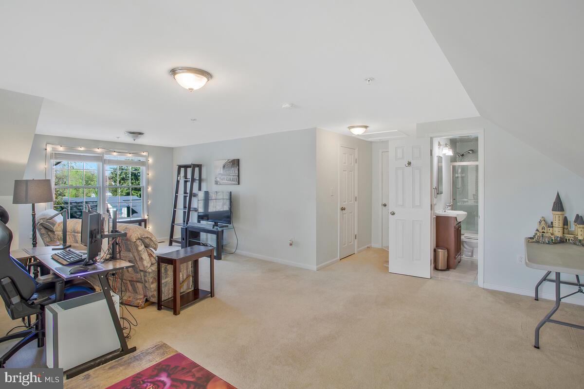 WOODLAND BEACH - Residential