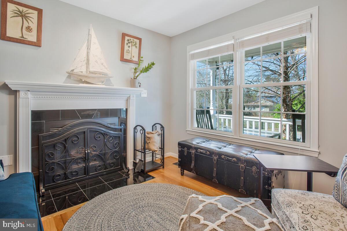 WOODLAND BEACH - Residential