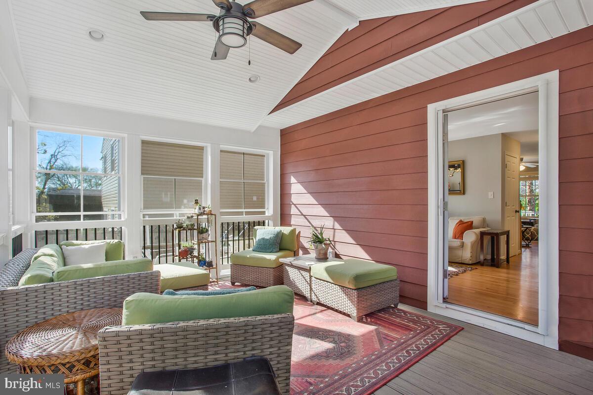 WOODLAND BEACH - Residential