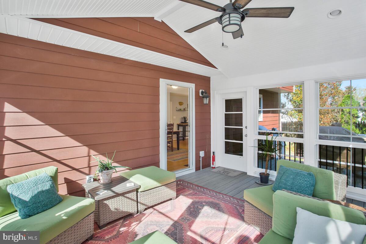 WOODLAND BEACH - Residential