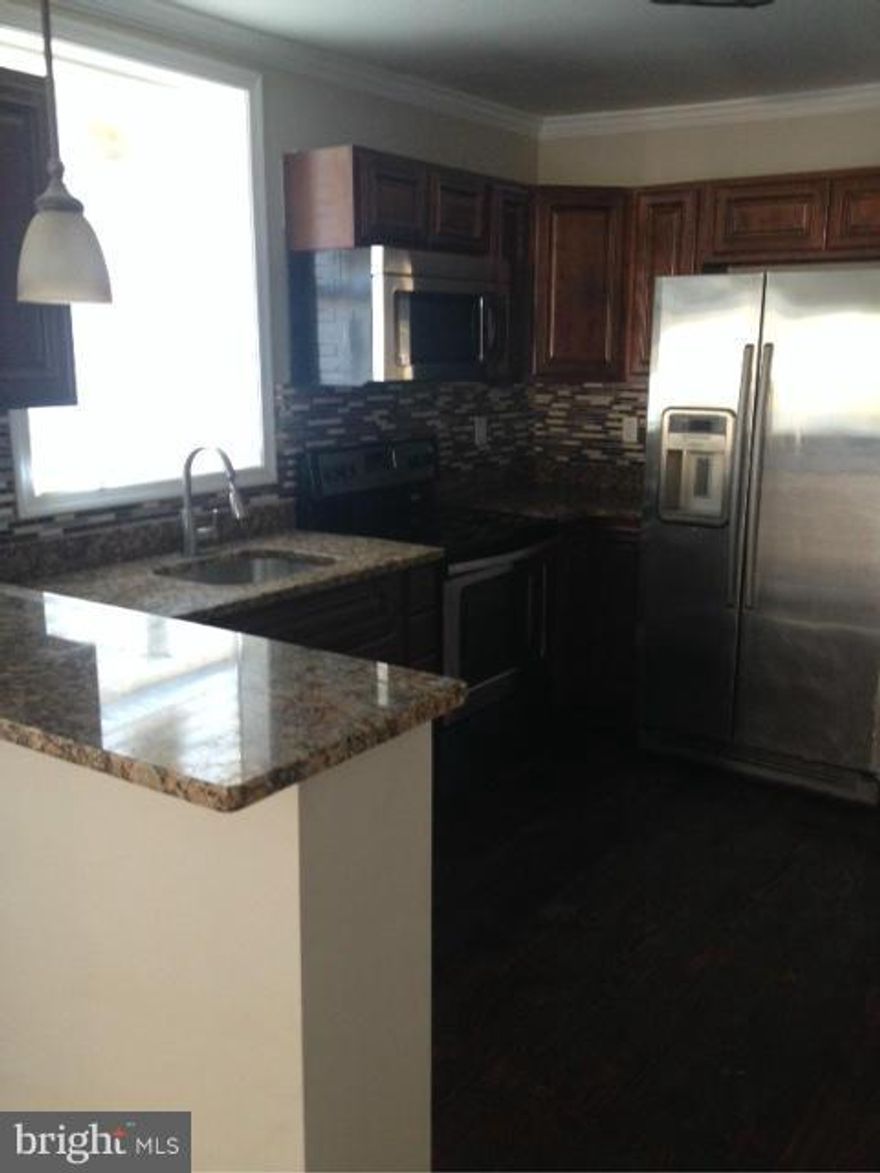 Totally remodeled 3 Level house,corner lot,huge master bedroom 24 x 15 Aprox.. plus walking closet 18 x 9,nice kitchen with pantry,6 rooms,plenty parking space,refinish hard wood floors,tile...  must see!!!!!