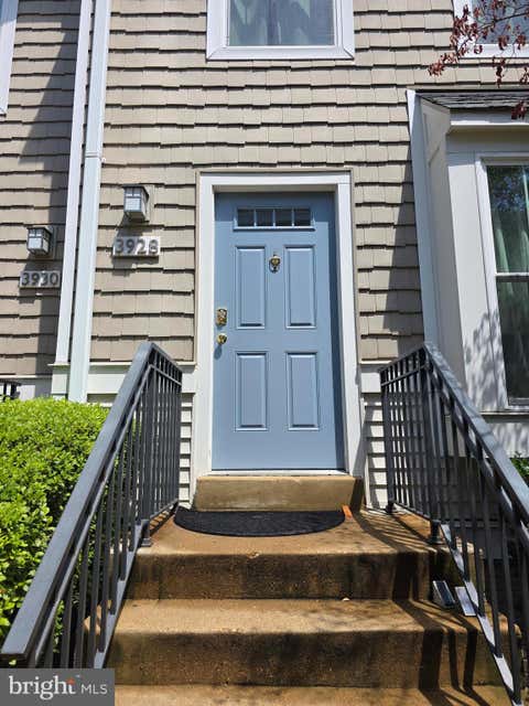 Townhouse For Rent - 3928 9th Road<br/> ARLINGTON, VA 22204