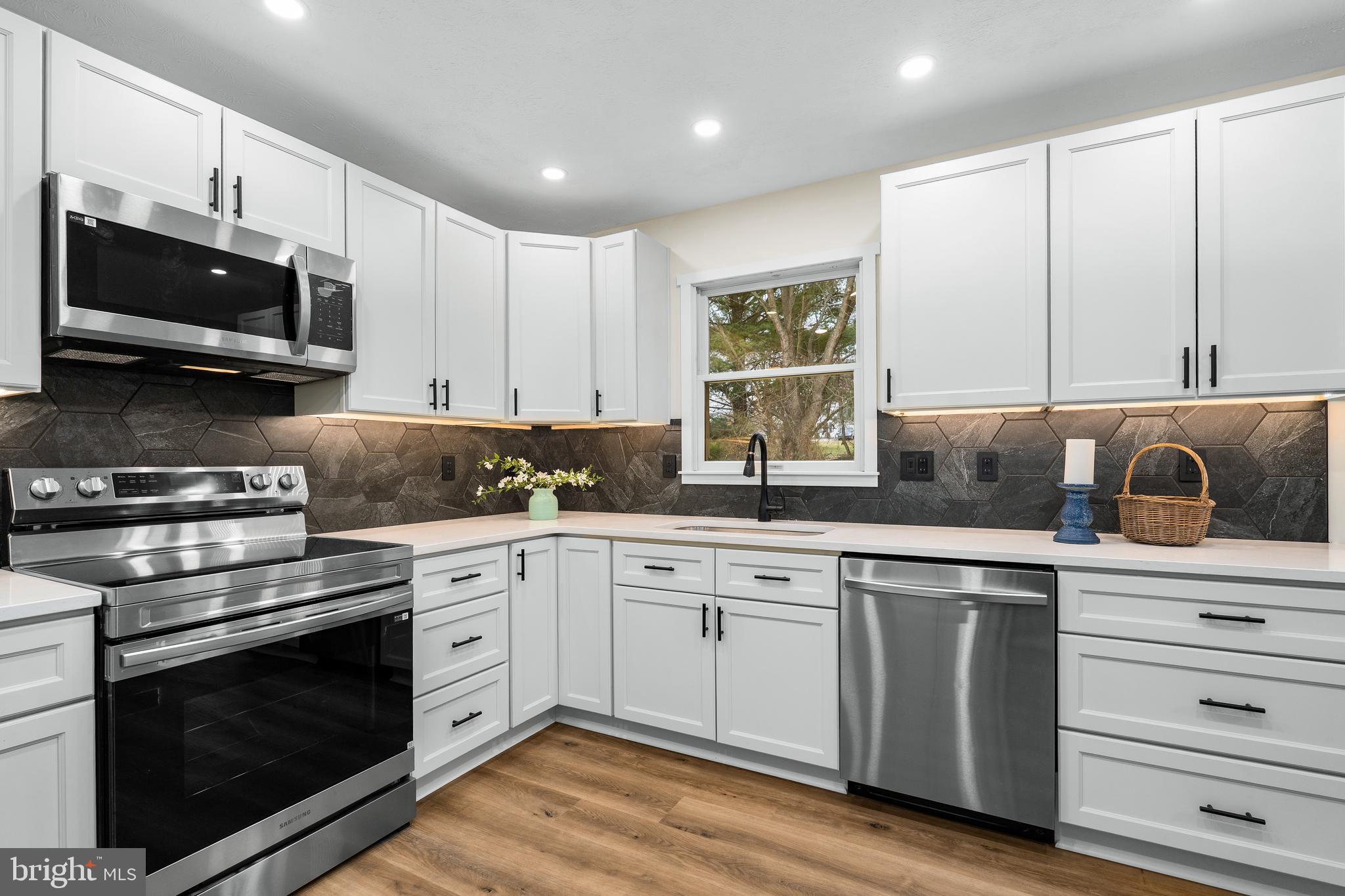 WALNUT MANOR - Residential