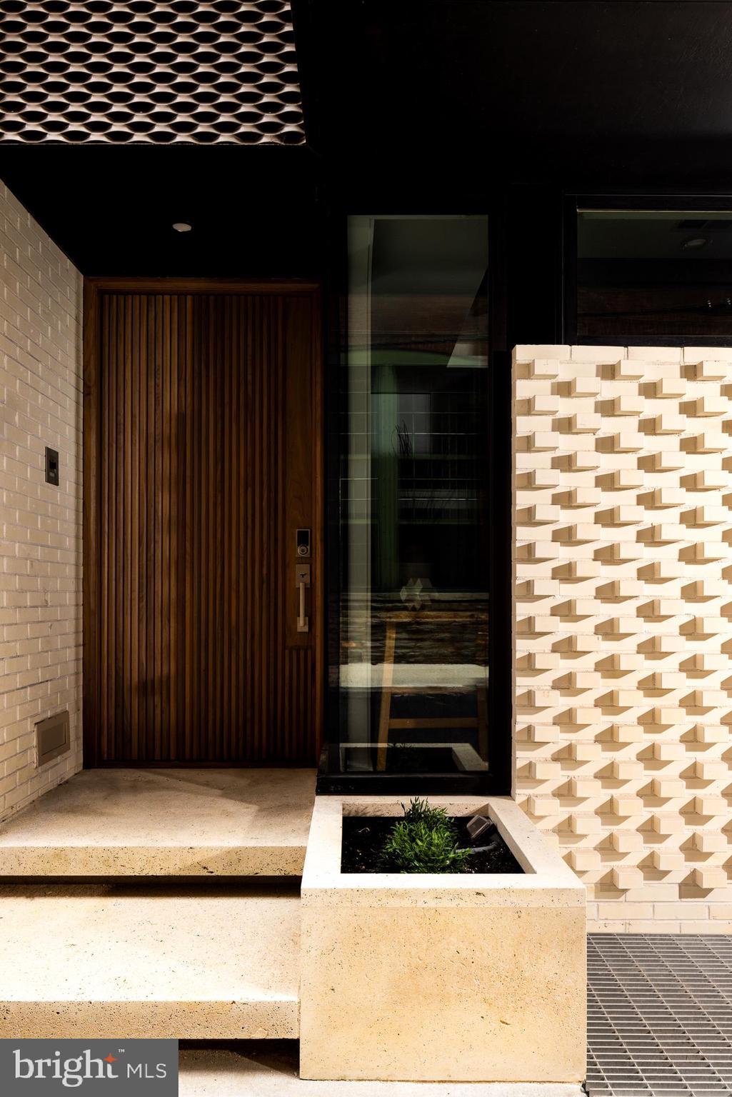 LOGAN SQUARE - Residential