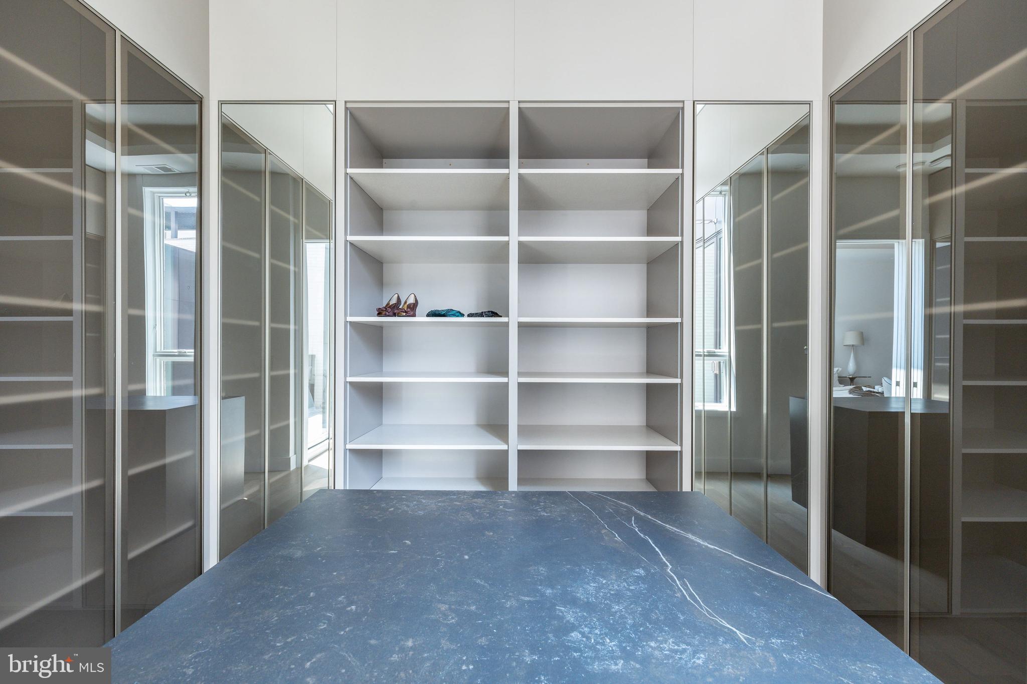 LOGAN SQUARE - Residential